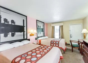 Super 8 by Wyndham Statesboro hotel thumbnail 3
