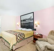 Super 8 by Wyndham Statesboro hotel detail image 4