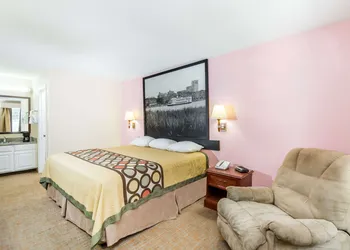 Super 8 by Wyndham Statesboro hotel thumbnail 4