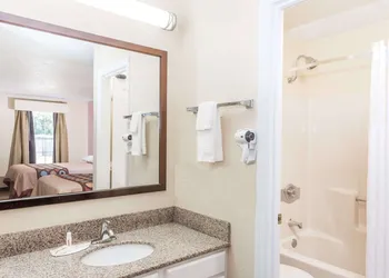 Super 8 by Wyndham Statesboro hotel thumbnail 7