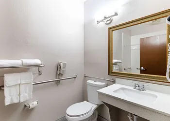 Quality Suites Austin South St. Elmo District hotel thumbnail 4