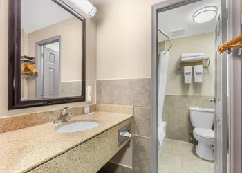 Quality Inn Toronto Airport hotel thumbnail 7