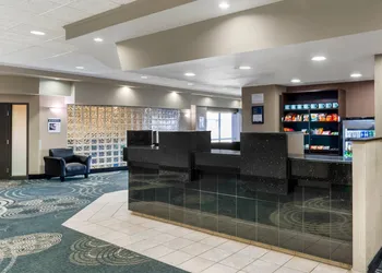 Clarion Hotel & Suites hotel thumbnail 5
