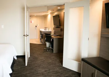Clarion Hotel & Suites hotel thumbnail 8