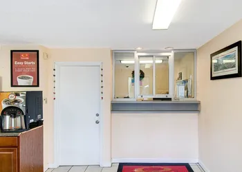 Econo Lodge Sharon - Foxborough hotel thumbnail 2