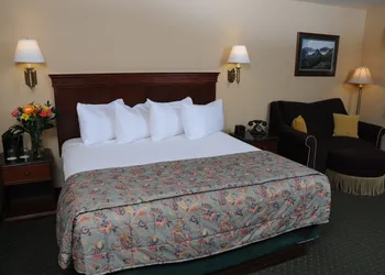 Pike's Waterfront Lodge hotel thumbnail 6