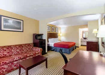 Quality Inn & Suites Dickson hotel thumbnail 3