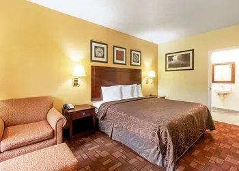 Quality Inn & Suites Dickson hotel thumbnail 4