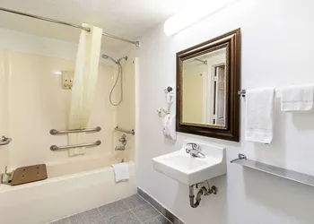 Quality Inn & Suites Dickson hotel thumbnail 7