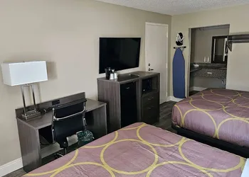 Super 8 by Wyndham Metairie hotel thumbnail 3