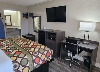 Super 8 by Wyndham Metairie hotel thumbnail 5