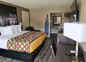 Super 8 by Wyndham Metairie hotel thumbnail 8