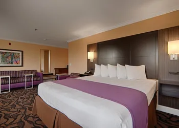 Best Western Plus Airport Plaza hotel thumbnail 6