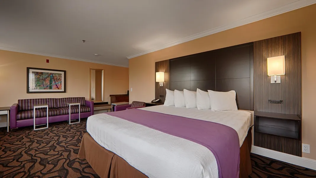 Best Western Plus Airport Plaza hotel detail image 6