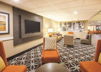 La Quinta Inn & Suites by Wyndham Mechanicsburg - Harrisburg hotel thumbnail 2