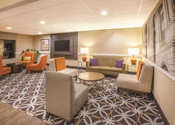 La Quinta Inn & Suites by Wyndham Mechanicsburg - Harrisburg hotel thumbnail 3