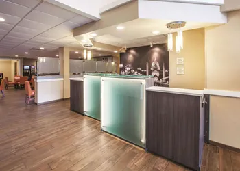 La Quinta Inn & Suites by Wyndham Mechanicsburg - Harrisburg hotel thumbnail 4