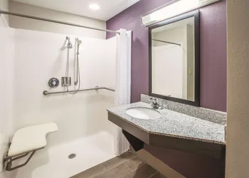 La Quinta Inn & Suites by Wyndham Mechanicsburg - Harrisburg hotel thumbnail 6