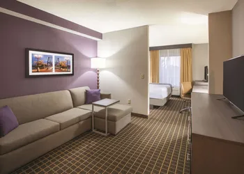 La Quinta Inn & Suites by Wyndham Mechanicsburg - Harrisburg hotel thumbnail 8