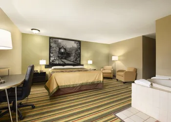 Super 8 by Wyndham Rantoul hotel thumbnail 5