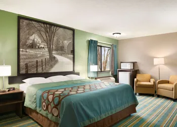 Super 8 by Wyndham Rantoul hotel thumbnail 6