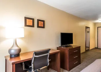 Quality Inn & Suites Bethany hotel thumbnail 4