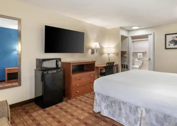 SureStay Hotel by Best Western East Brunswick hotel thumbnail 8