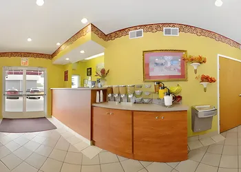 Econo Lodge Louisville Airport hotel thumbnail 2