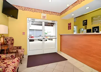 Econo Lodge Louisville Airport hotel thumbnail 3