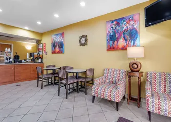 Econo Lodge Louisville Airport hotel thumbnail 4
