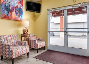 Econo Lodge Louisville Airport hotel thumbnail 5