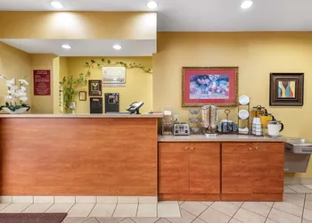 Econo Lodge Louisville Airport hotel thumbnail 7