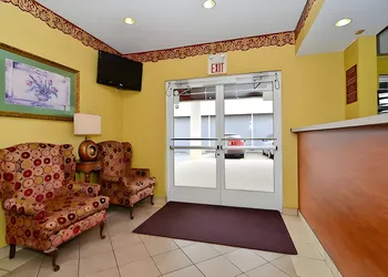 Econo Lodge Louisville Airport hotel thumbnail 8