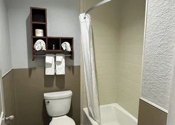 Azul Inn Houston Hobby Airport hotel thumbnail 6