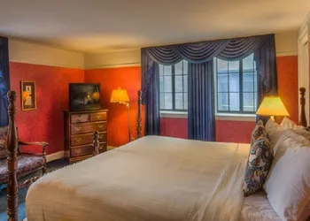 Red Coach Inn hotel thumbnail 4