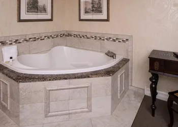 Red Coach Inn hotel thumbnail 5