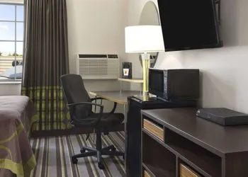Super 8 by Wyndham Ardmore hotel thumbnail 8