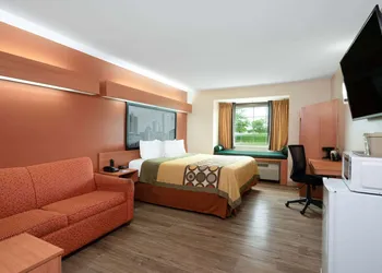 Super 8 by Wyndham Columbus West hotel thumbnail 8