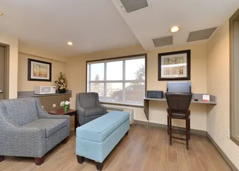Super 8 by Wyndham Calgary/Airport hotel thumbnail 2