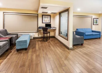 Super 8 by Wyndham Calgary/Airport hotel thumbnail 3