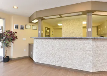 Super 8 by Wyndham Calgary/Airport hotel thumbnail 4