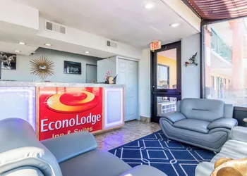 Econo Lodge Inn & Suites Macon North hotel thumbnail 4