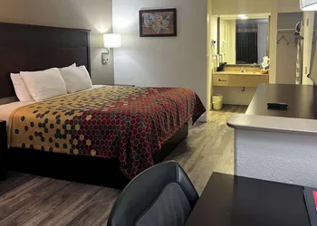Econo Lodge Inn & Suites Macon North hotel thumbnail 7