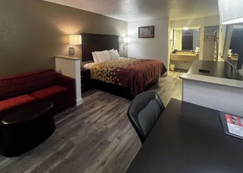Econo Lodge Inn & Suites Macon North hotel thumbnail 8
