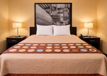 Super 8 by Wyndham Pasadena hotel thumbnail 6