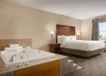Days Inn & Suites by Wyndham Brooks hotel thumbnail 6