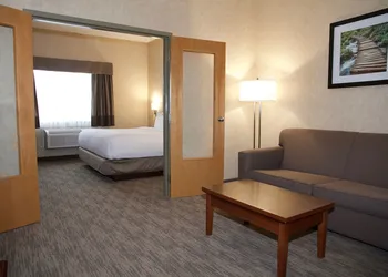Days Inn & Suites by Wyndham Brooks hotel thumbnail 8