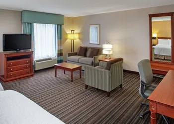 Hampton Inn & Suites by Hilton Toronto Airport hotel thumbnail 3