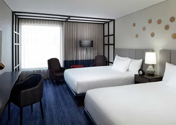 DoubleTree by Hilton Montreal hotel thumbnail 4