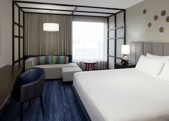 DoubleTree by Hilton Montreal hotel thumbnail 5